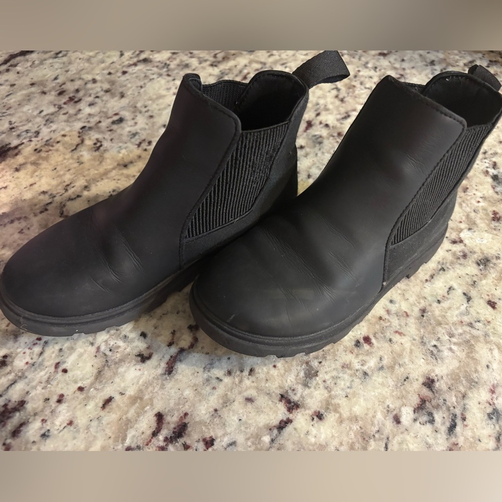 Native kids boots. Size 1 all weather
